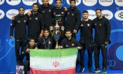 تصویری از تیم کشتی آزاد ایران روی سکوی قهرمانی جهان