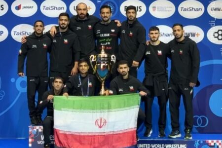 تصویری از تیم کشتی آزاد ایران روی سکوی قهرمانی جهان