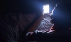 استفاده از گوشی در تاریکی میتواند به سکته چشمی منجر شود