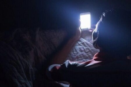 استفاده از گوشی در تاریکی میتواند به سکته چشمی منجر شود